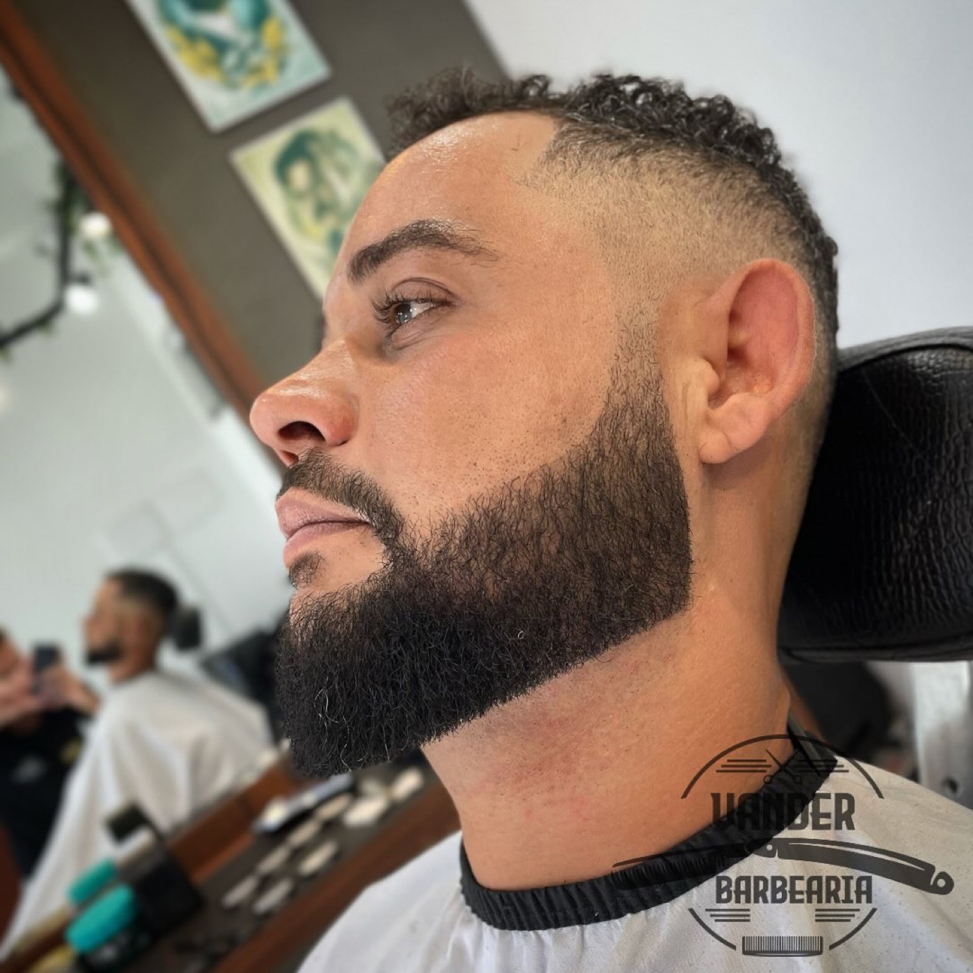 Degradê com barba desenhada feito na Vander Barbearia